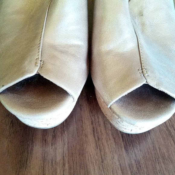 UGGS Dominque Gold Tan Leather Sandals Wedges Platforms Size 9.5 - Picture 6 of 9